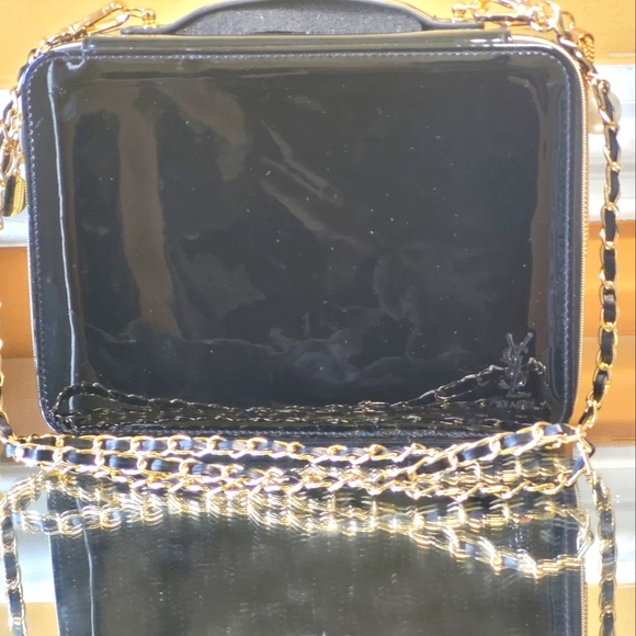 Yves Saint Lauren - Picture 9 of 17